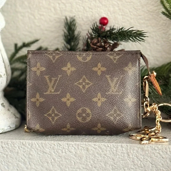Louis Vuitton
LV Monogram Pouch converted Crossbody - Picture 3 of 13